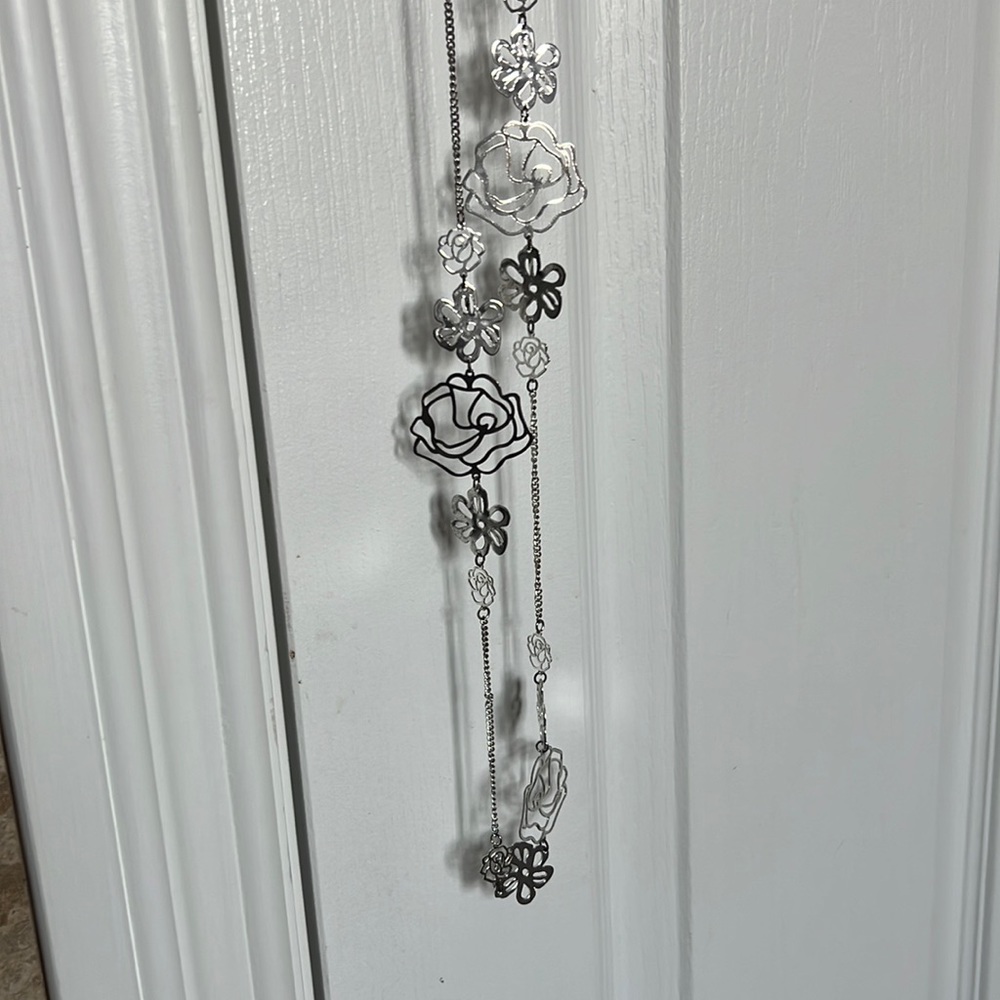 Silver color floral pattern necklace